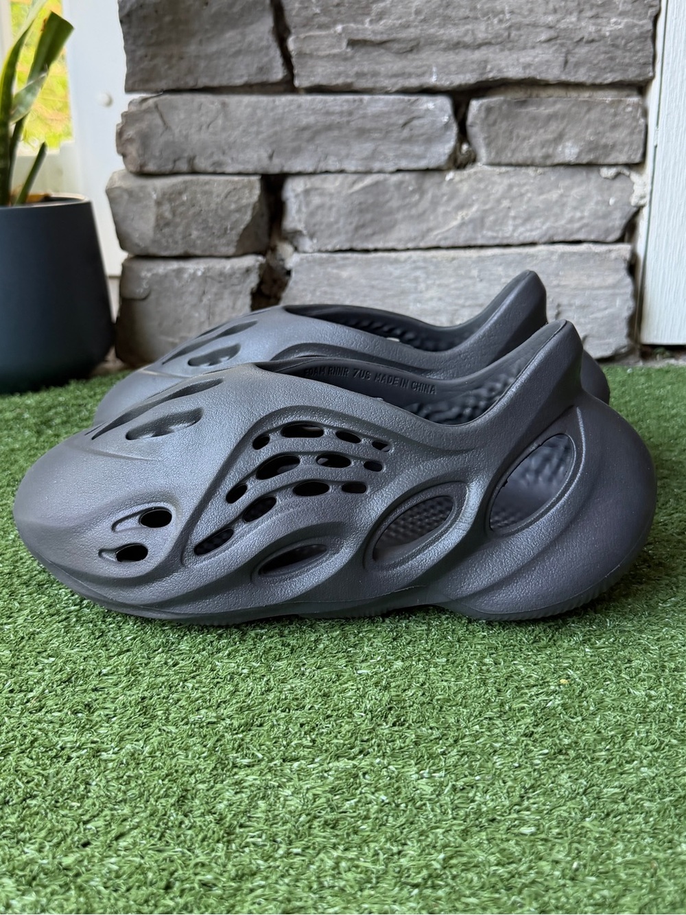 Adidas Yeezy Foam Runner RNNR Onyx Mens Slip On